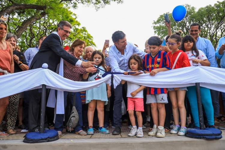 Gustavo Posse inauguró la restauración y puesta en valor de la Plaza Mitre