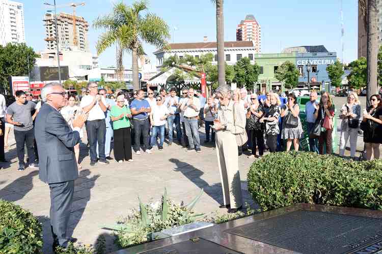 Julio Zamora homenajeó al ex intendente Ricardo Ubieto por su trabajo y dedicación en el crecimiento de Tigre