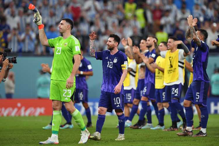 Argentina sella su clasificación a octavos de final con una contundente victoria sobre Polonia