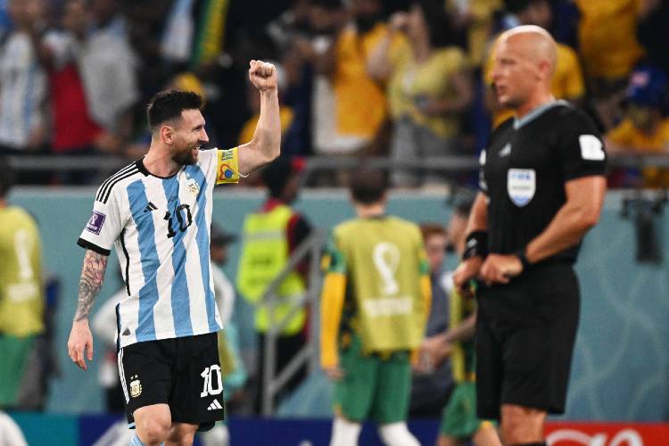 Messi fue de nuevo el mejor pero las salvadas de los Martínez valieron una clasificación