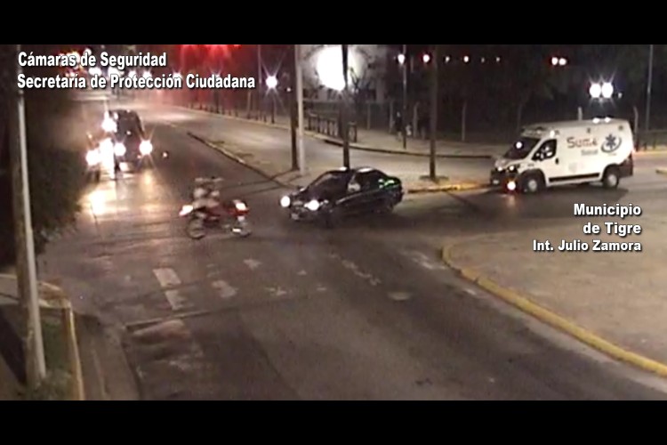 Las cámaras de Tigre captaron un impactante choque entre un auto y una moto