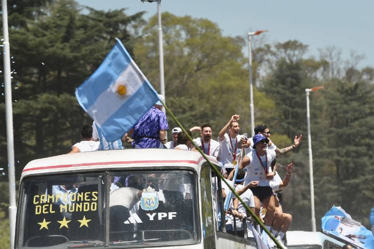 Una fiesta histórica: comenzó la caravana de la Selección Argentina en medio de la alegría popular