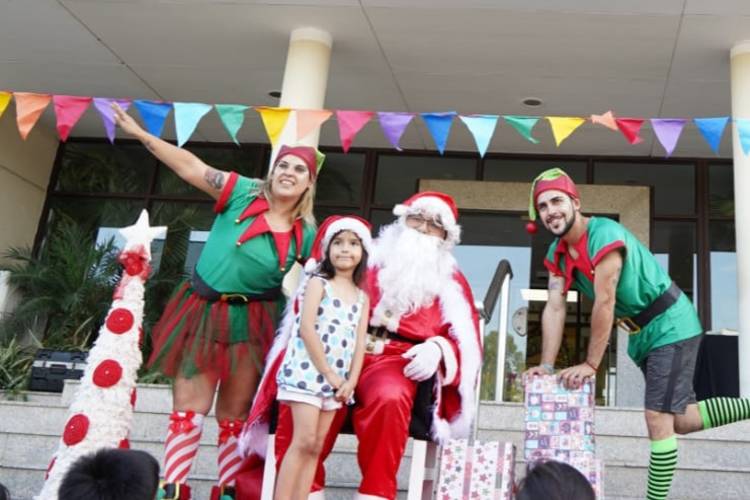 La feria de emprendedores “Mercadito al Río” recibió a Papá Noel