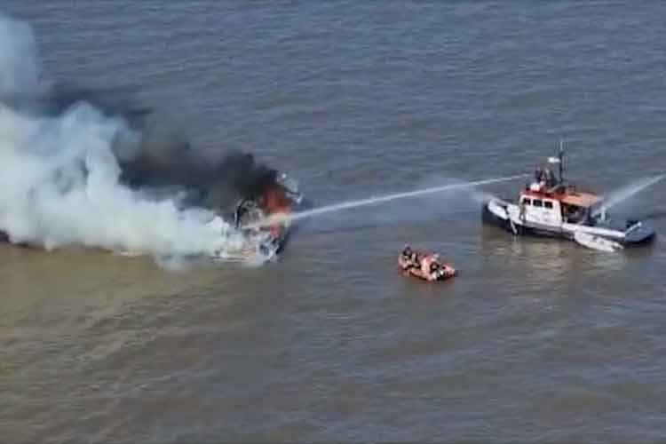 Rescataron ilesos a los tripulantes de la embarcación que se incendió en el Río de la Plata