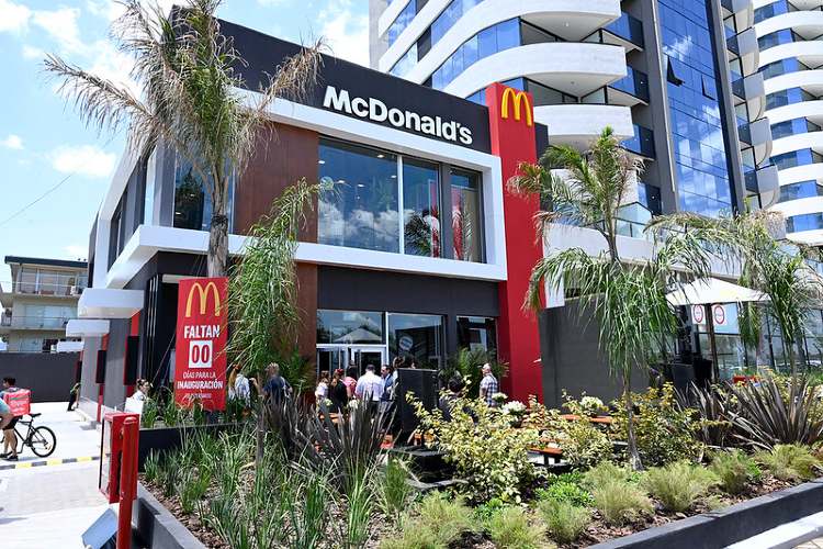 Julio Zamora acompañó la inauguración de la cuarta sucursal de Mc Donald’s en Tigre Julio Zamora acompañó la inauguración de la cuarta sucursal de Mc Donald’s en Tigre