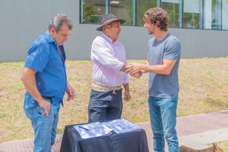 Juan Andreotti firmó la liberación del sexto caballo por Tracción a Sangre, y entregó una moto eléctrica.