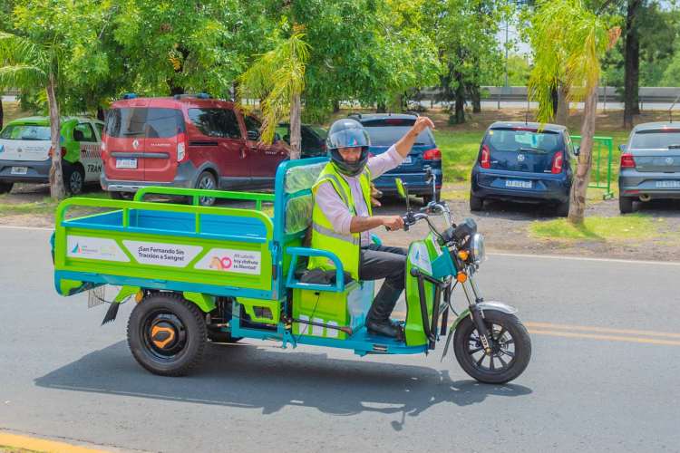 Juan Andreotti firmó la liberación del sexto caballo por Tracción a Sangre, y entregó una moto eléctrica. Juan Andreotti firmó la liberación del sexto caballo por Tracción a Sangre, y entregó una moto eléctrica.