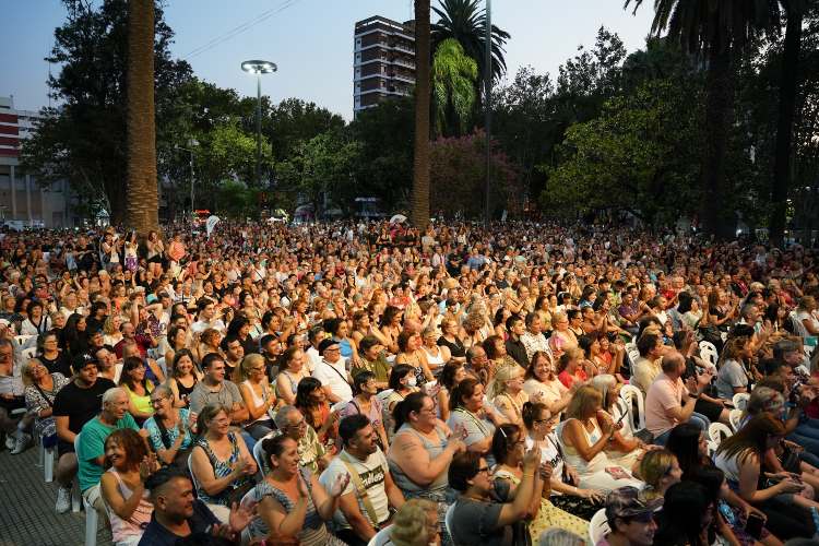 Una multitud disfrutó el show de Valeria Lynch y Mariano Martínez en San Martín.