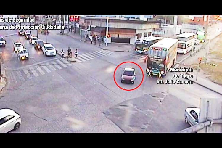 Talar: cruzó un semáforo en rojo y fue embestido por un micro. Talar: cruzó un semáforo en rojo y fue embestido por un micro.