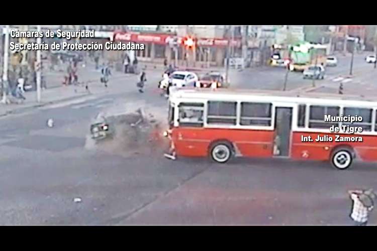 Talar: cruzó un semáforo en rojo y fue embestido por un micro. Talar: cruzó un semáforo en rojo y fue embestido por un micro.