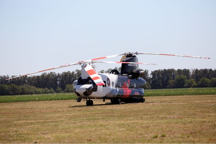 Suman un helicóptero canadiense para fortalecer el combate de incendios en el Delta