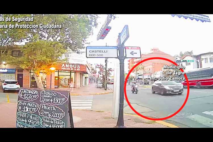 Las cámaras captan el accidente entre un auto y una moto en Tigre