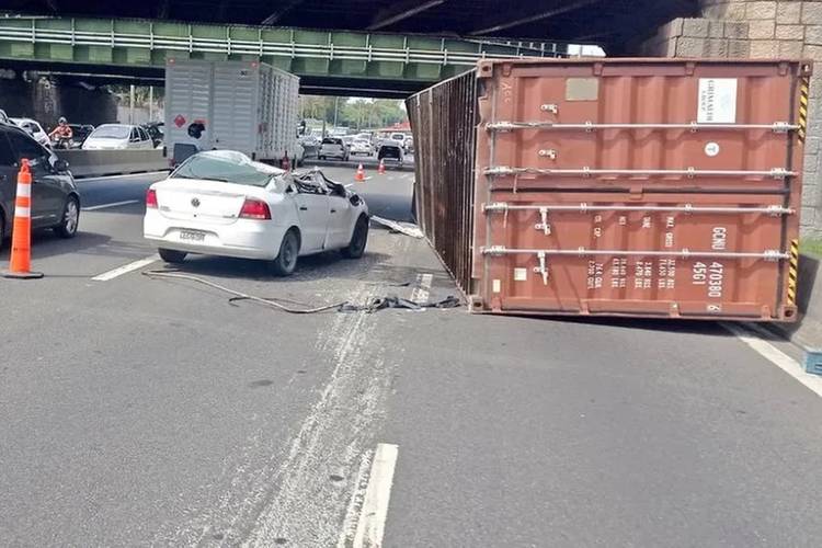 Dos heridos al caer el contendor de un camión sobre un auto en la avenida General Paz