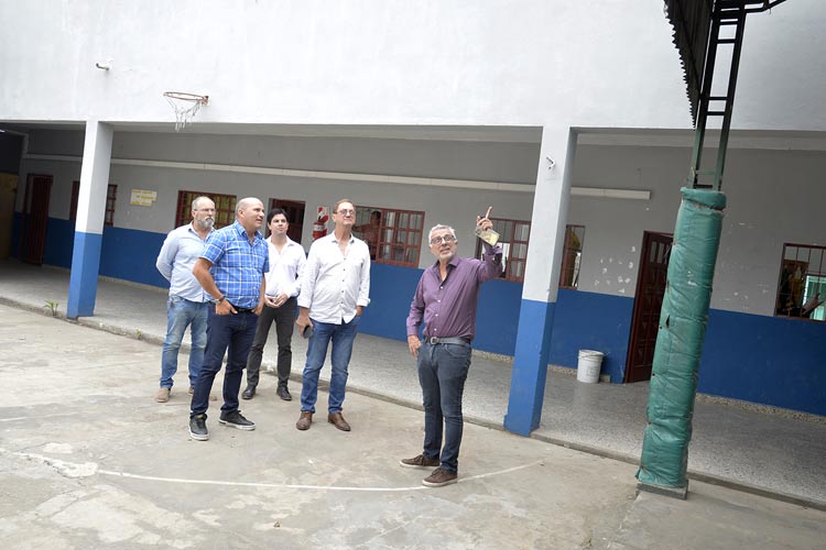 Julio Zamora, monitoreó la construcción de nuevos módulos sanitarios y trabajos de pintura integral en escuelas de Don Torcuato, El Talar y Benavídez Julio Zamora, monitoreó la construcción de nuevos módulos sanitarios y trabajos de pintura integral en escuelas de Don Torcuato, El Talar y Benavídez