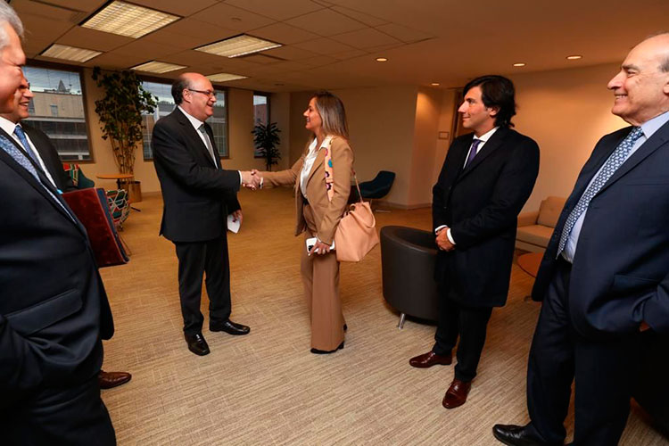 Malena Galmarini se reunió con el presidente del BID en Washington. Malena Galmarini se reunió con el presidente del BID en Washington.