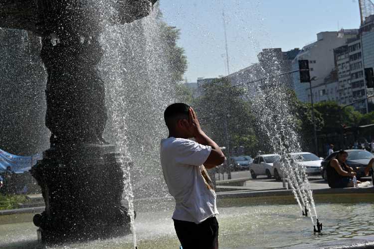 Sigue alerta roja por calor extremo en CABA y provincia de Buenos Aires, con picos de 37 grados
