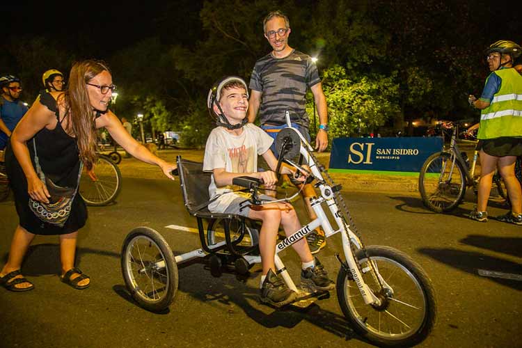 San Isidro promueve la inclusión social a través del ciclismo adaptado con triciclos en el Paseo de Bicicletas