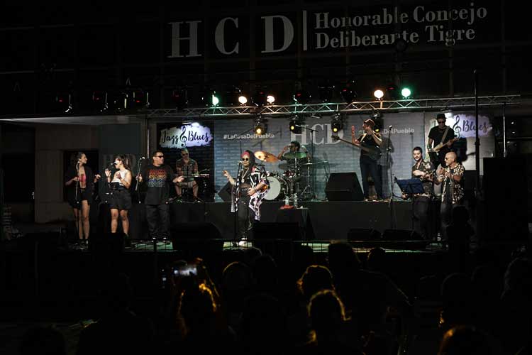 Deborah Dixon y su Fundación del Funk hacen vibrar a miles en concierto de Jazz y Blues en Tigre