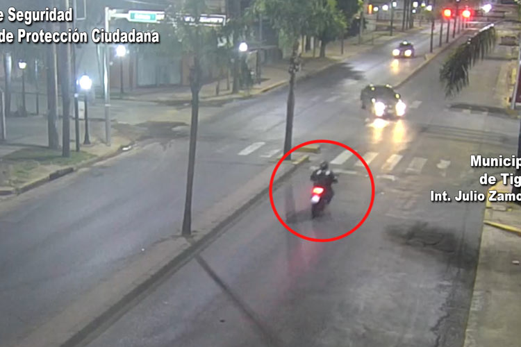 En Don Torcuato las cámaras de Tigre registraron un impactante choque entre una moto y un auto
