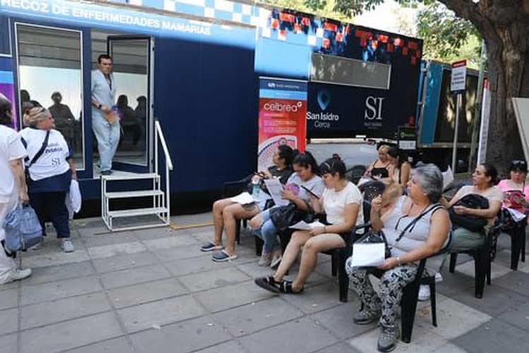 San Isidro instaló un consultorio móvil con tecnología innovadora para detectar enfermedades mamarias  