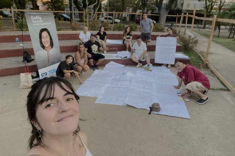 El Frente Renovador de Vicente López confeccionó siluetas en homenaje a los desaparecidos durante la dictadura