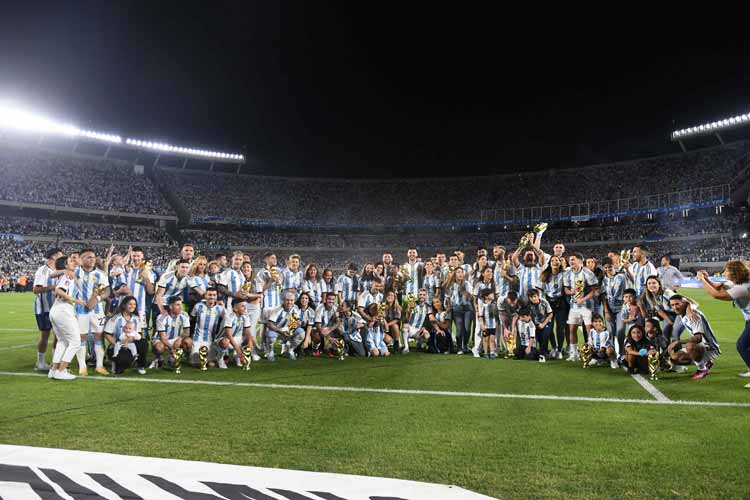 El seleccionado argentino campeón del Mundo vivió esta noche su inolvidable fiesta el Monumental El seleccionado argentino campeón del Mundo vivió esta noche su inolvidable fiesta el Monumental