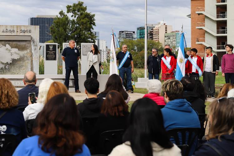 Soledad Martínez, la intendenta de Vicente López, encabezó el homenaje a los veteranos y caídos de la Guerra de Malvinas en el Paseo de la Costa.