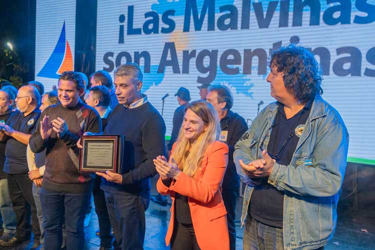 San Fernando homenajeó a los Héroes de Malvinas con show musical de Nito Mestre