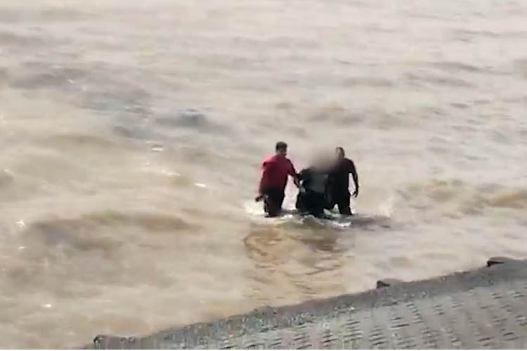 Policías rescatan a un hombre que se ahogaba en el Río de la Plata frente a Aeroparque
