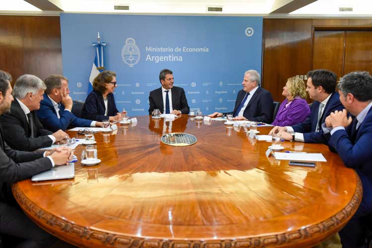 Sergio Massa, y el ministro de Educación, Jaime Perczyk, suscribieron un acuerdo con la directora de la Oficina del Banco Mundial