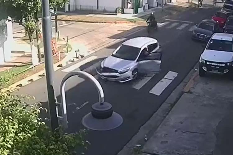 Violento ataque comando en Olivos: 7 motochorros interceptan un auto y le roban