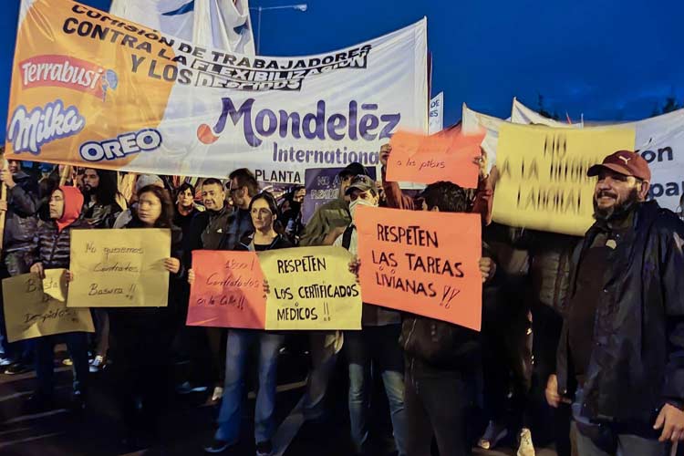 Trabajadores de Mondelez cortaron Panamericana en Pacheco reclamando por despidos Trabajadores de Mondelez cortaron Panamericana en Pacheco reclamando por despidos