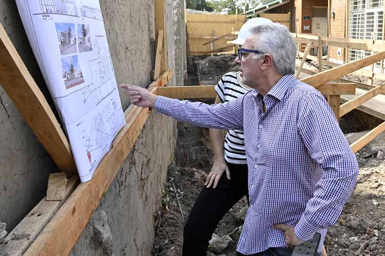 Julio Zamora supervisó el inicio de las obras del nuevo teatro municipal de Don Torcuato