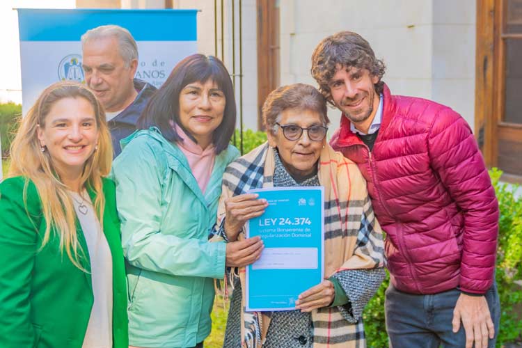 Juan Andreotti entregó escrituras de viviendas a 45 familias de San Fernando
