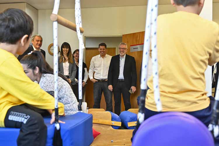 Julio Zamora y autoridades del Rotary Club de Tigre presentan una sala sensorial en el Centro de Rehabilitación Frida Kahlo