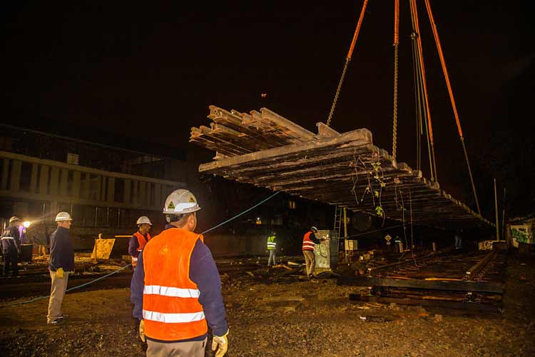  Gustavo Posse supervisó la colocación de los puentes ferroviarios en el nuevo túnel de Almirante Brown