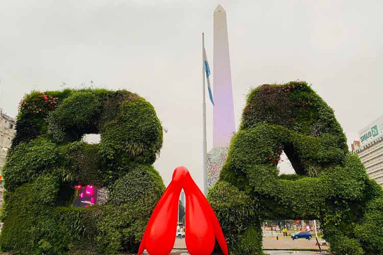 Instalan clítoris gigante en el Obelisco para promover la conciencia sexual