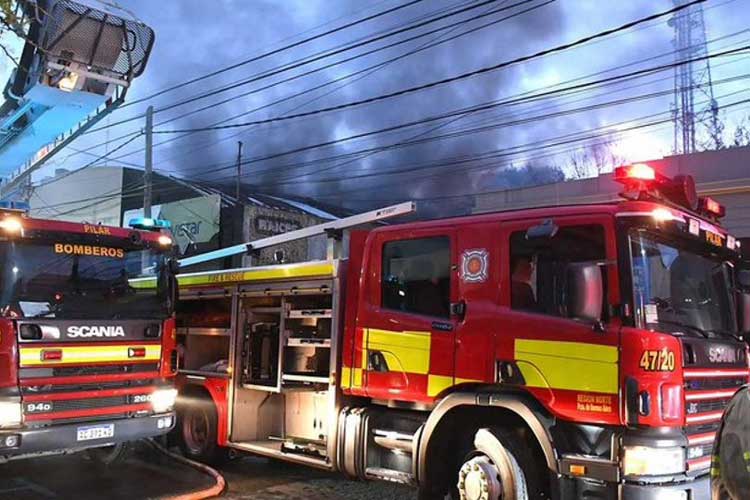 Doce dotaciones de bomberos combatieron un fuerte incendio en dos locales comerciales de Pilar