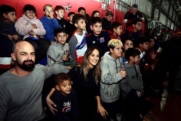 Malena Galmarini entregó camisetas y materiales deportivos a clubes de Tigre
