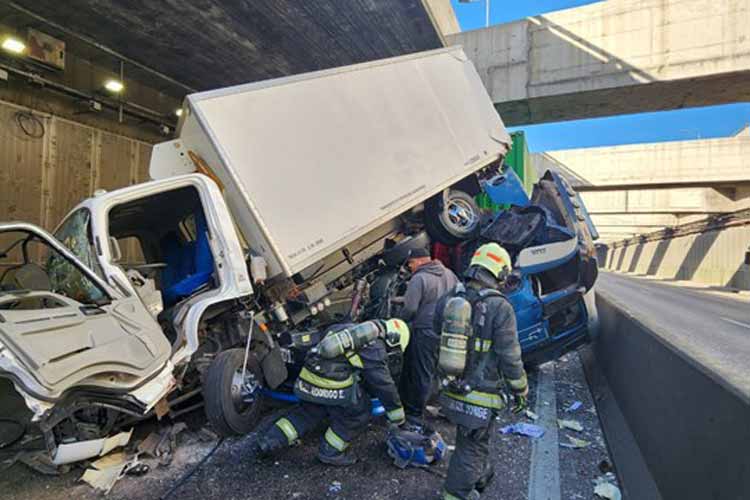 Accidente múltiple en el Paseo del Bajo deja un camionero en estado crítico