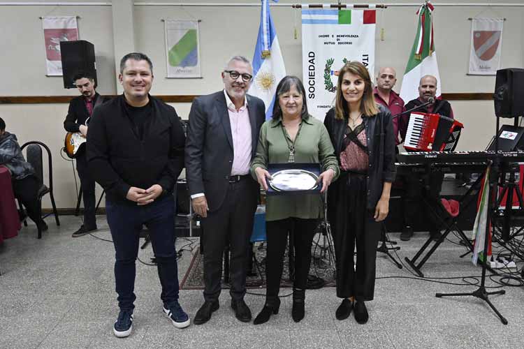 Julio Zamora acompañó el 145° aniversario de la Sociedad Italiana de Tigre Julio Zamora acompañó el 145° aniversario de la Sociedad Italiana de Tigre