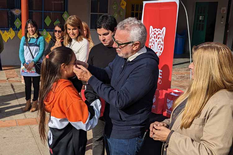 Julio Zamora entregó anteojos a estudiantes de escuelas en Tigre Julio Zamora entregó anteojos a estudiantes de escuelas en Tigre