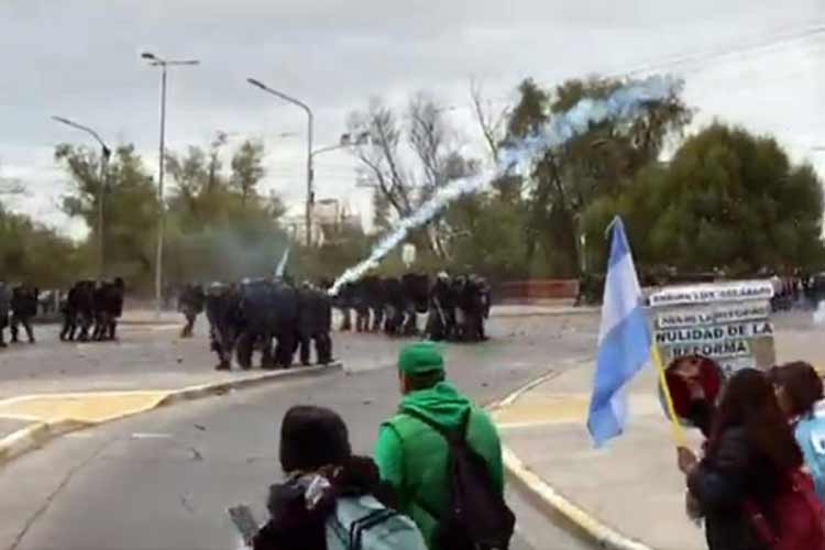 Marcha contra la reforma constitucional en Jujuy termina en represión policial
