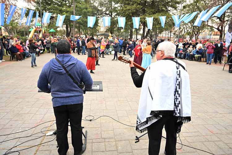 Julio Zamora participó en el homenaje por el Día de la Bandera en Don Torcuato Julio Zamora participó en el homenaje por el Día de la Bandera en Don Torcuato