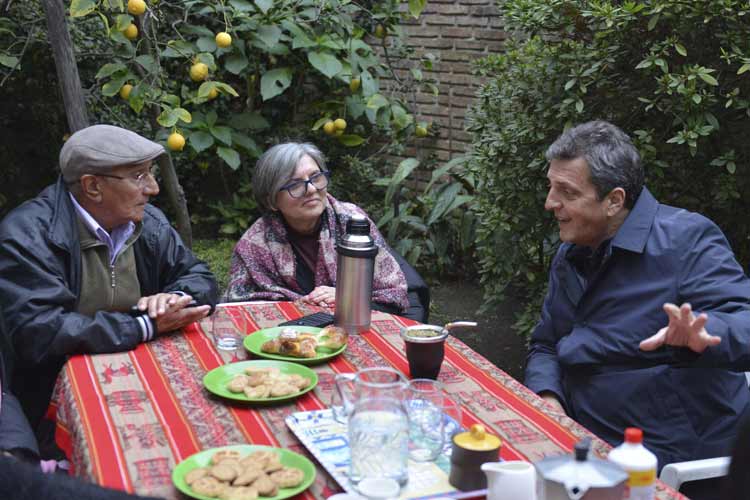 Sergio Massa compartió una tarde con adultos mayores en Vicente López
