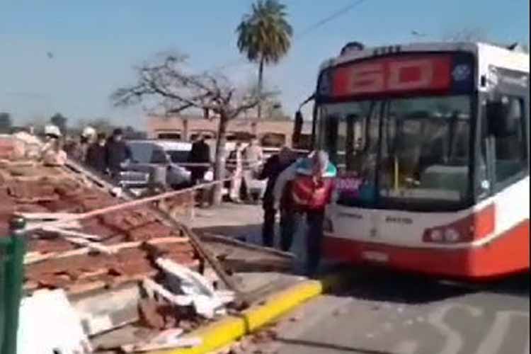 Un Colectivo impactó y derribó una garita de pasajeros en la estación de Tigre dejando dos heridos