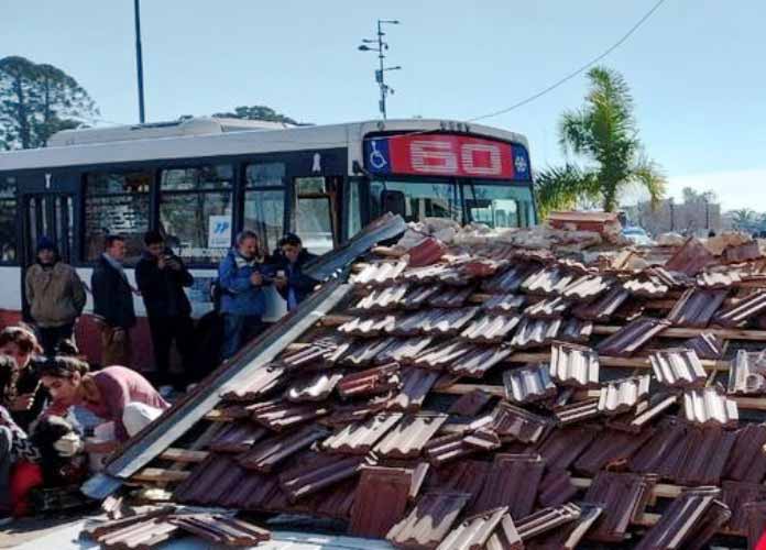 Un Colectivo impacta y derriba una garita de pasajeros en estación de Tigre dejando dos heridos Un Colectivo impacta y derriba una garita de pasajeros en estación de Tigre dejando dos heridos