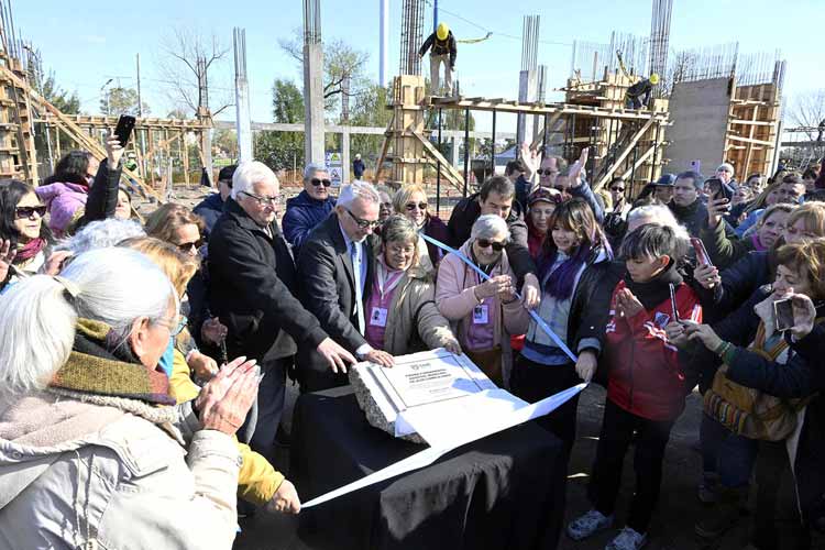 Julio Zamora colocó la piedra fundamental del Hospital de Alta Complejidad de Tigre Julio Zamora colocó la piedra fundamental del Hospital de Alta Complejidad de Tigre