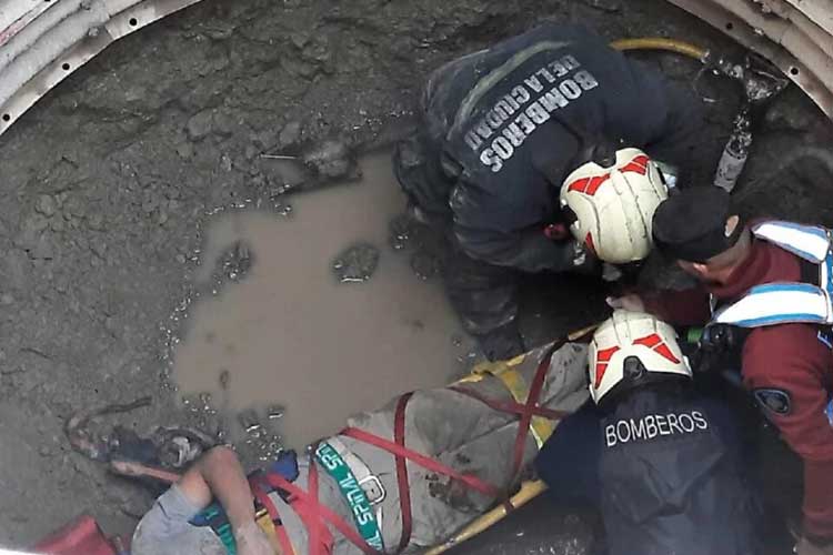 “Bomberos salvan a trabajadores intoxicados en pozo de desagüe en Villa Ortúzar”