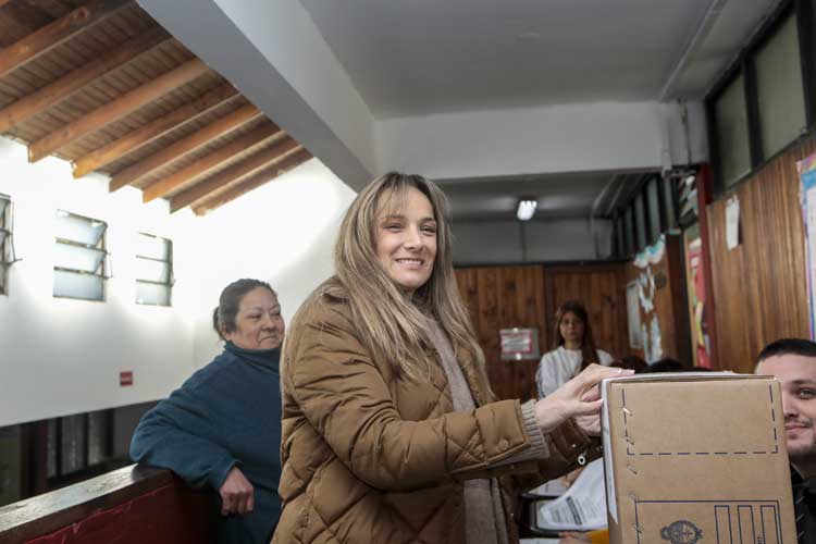 Malena Galmarini votó en la escuela 2 de Tigre Centro